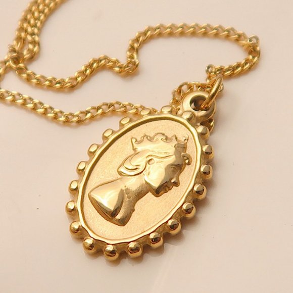 Jewelry - NEW 18K Gold Plated Oval Coin Queen Elizabeth Figure Pendant Necklace